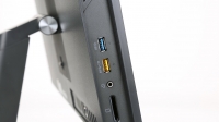 Lenovo ThinkCentre M700z - lewy bok: 2x USB 3.0, uniwersalne gniazdo audio, czytnik kart pamięci
