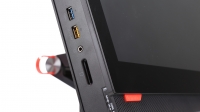 Porty i gniazda z lewej strony: 2x USB 3.0, audio in/out oraz czytnik kart pamięci