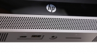 HP ProOne 440 G3 - porty oraz czytnik kart pamięci znajdujacy się z przodu obudowy