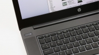 HP ZBook Studio G3 - lewa strona pulpitu, przycisk zasilania, głośnik
