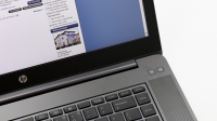 HP ZBook Studio G3 - prawa strona pulpitu, przyciski łączności i wyciszenia dźwięku