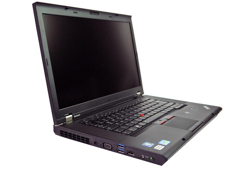 ehajmg0qxh1 - lab-kuzniewski.pl - Testy laptopów, recenzje i porównania Open Lenovo ThinkPad laptop with black keyboard and red TrackPoint, screen off, angled to the left on a white background,