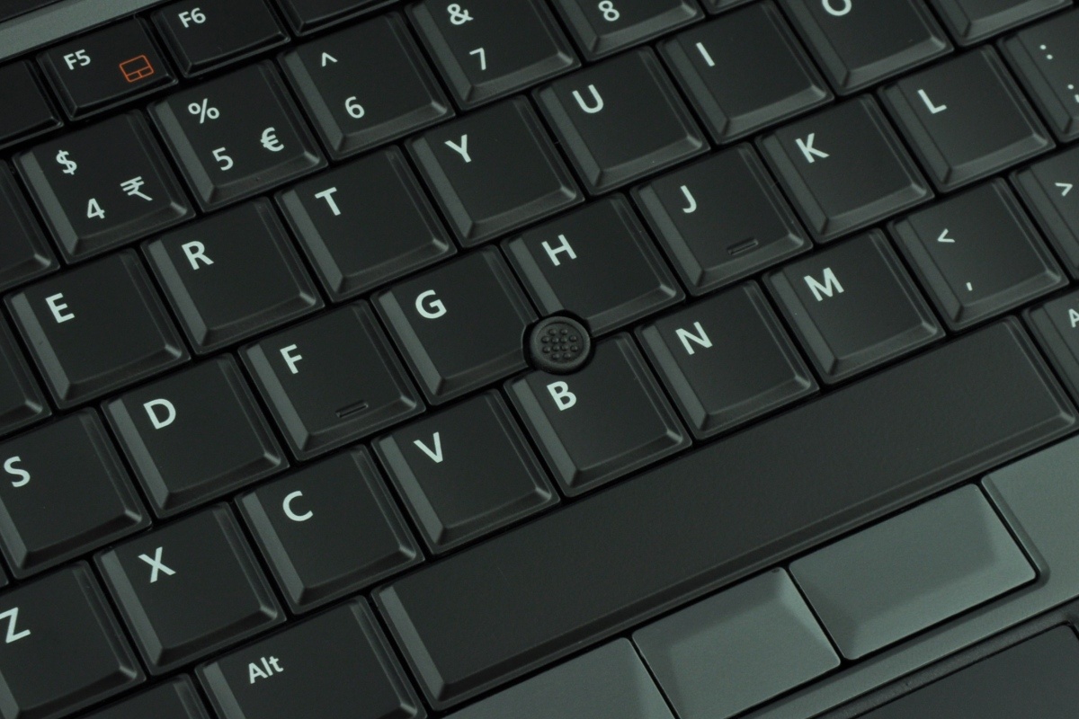 dell-latitude-e6530-5169_122249 - lab-kuzniewski.pl - Testy laptopów, recenzje i porównania Close-up of a black laptop keyboard with a small round TrackPoint-style pointing button centered among the keys