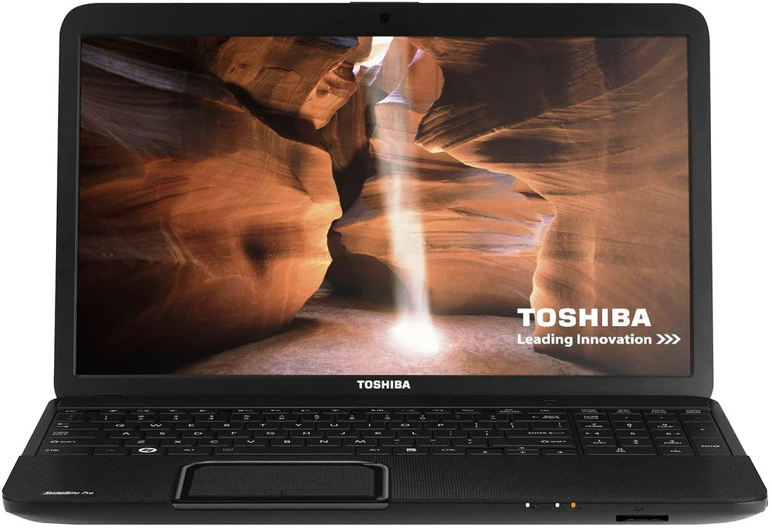 Toshiba Satellite Pro C850_0306_01 - lab-kuzniewski.pl - Testy laptopów, recenzje i porównania Toshiba laptop open, displaying a canyon image on screen with a bright light beam and Toshiba logo.
