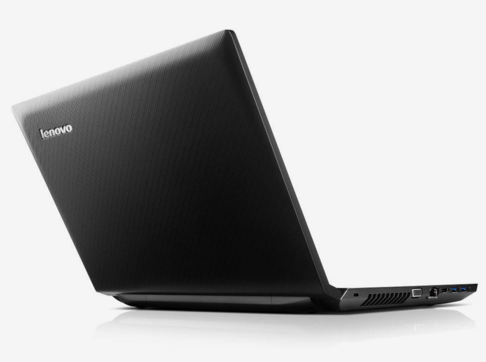 Lenovo_B590_0906_02 - lab-kuzniewski.pl - Testy laptopów, recenzje i porównania Close-up of a black Lenovo laptop seen from the rear-left corner, closed on a white background.