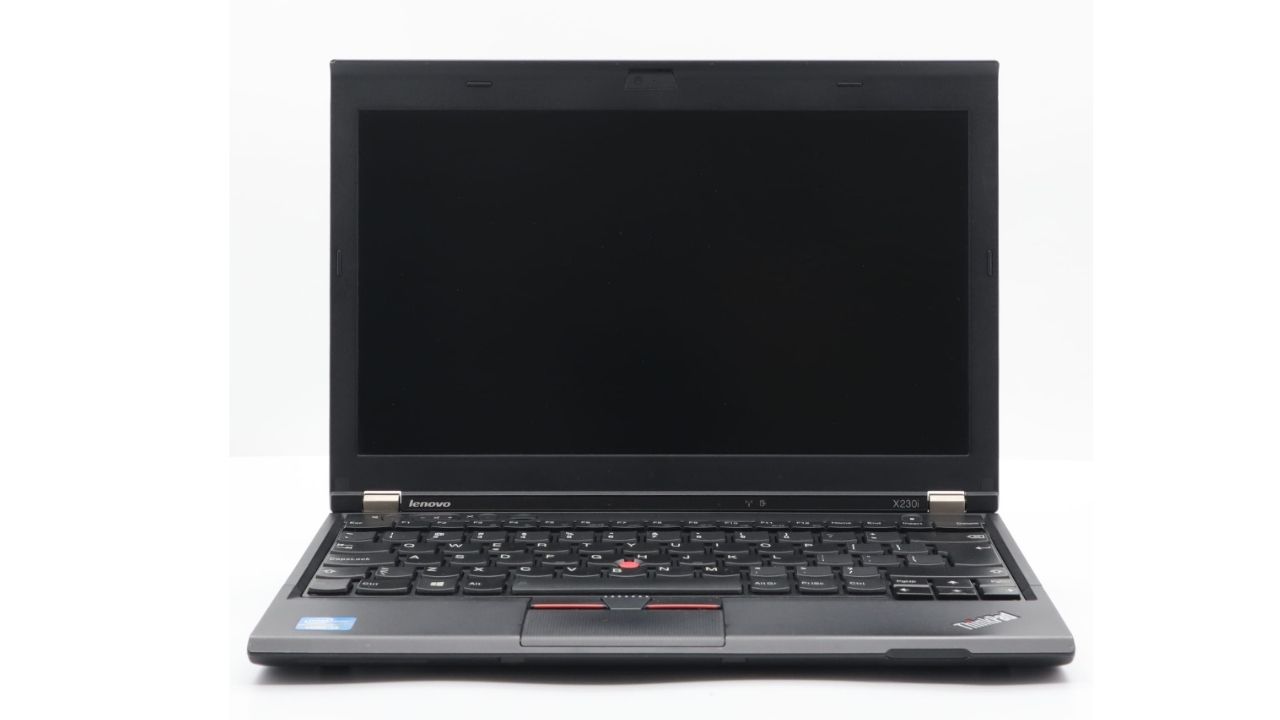Lenovo ThinkPad X230i_0906_01 - lab-kuzniewski.pl - Testy laptopów, recenzje i porównania Open black Lenovo ThinkPad laptop with blank screen on a white background, keyboard visible and trackpad centered below.