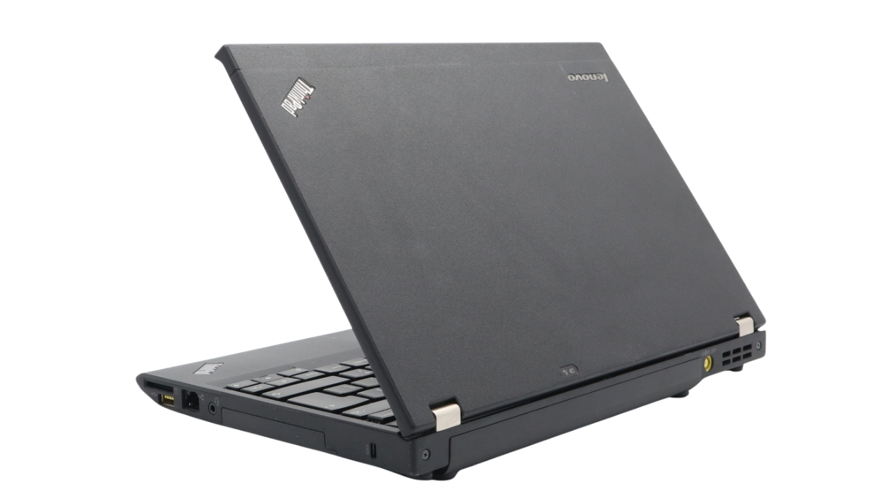 Lenovo ThinkPad X230i_0906_04 - lab-kuzniewski.pl - Testy laptopów, recenzje i porównania Lenovo ThinkPad laptop opened at an angle, with keyboard visible and side ports showing on a white background