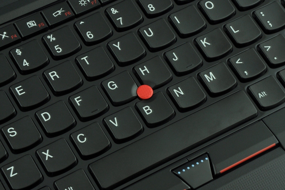 lenovo-thinkpad-edge-e33_118094 - lab-kuzniewski.pl - Testy laptopów, recenzje i porównania Close-up of a black laptop keyboard with a red TrackPoint nub between the G and H keys.