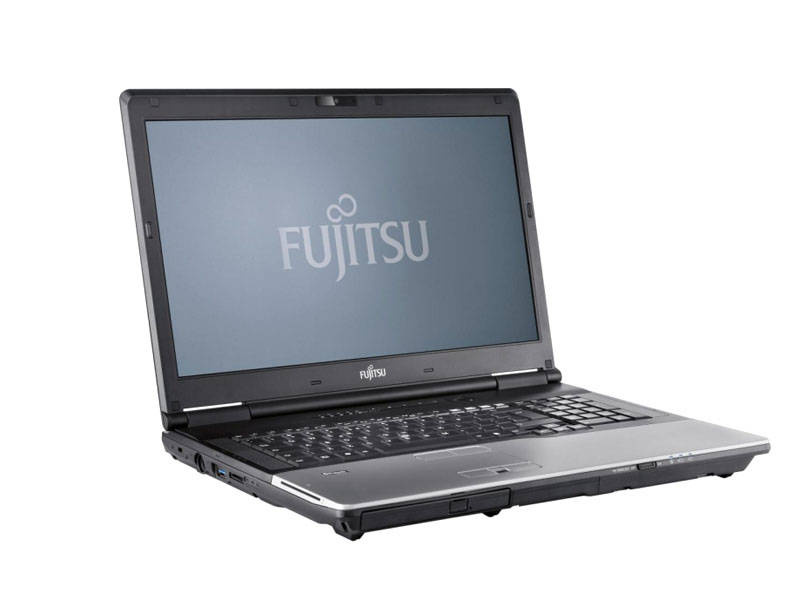 Fujitsu Celsius H920_1006_01 - lab-kuzniewski.pl - Testy laptopów, recenzje i porównania Open Fujitsu laptop with blue screen showing the Fujitsu logo, angled view.