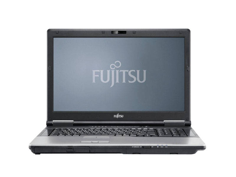 Fujitsu Celsius H920_1006_02 - lab-kuzniewski.pl - Testy laptopów, recenzje i porównania Open Fujitsu laptop with a blue screen displaying the Fujitsu logo