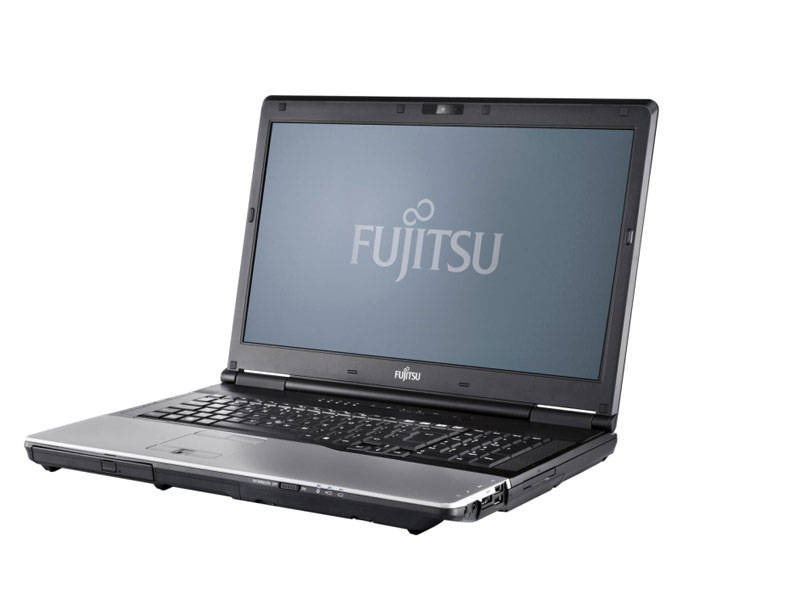 Fujitsu Celsius H920_1006_04 - lab-kuzniewski.pl - Testy laptopów, recenzje i porównania Open Fujitsu laptop on a white background, screen displaying the Fujitsu logo
