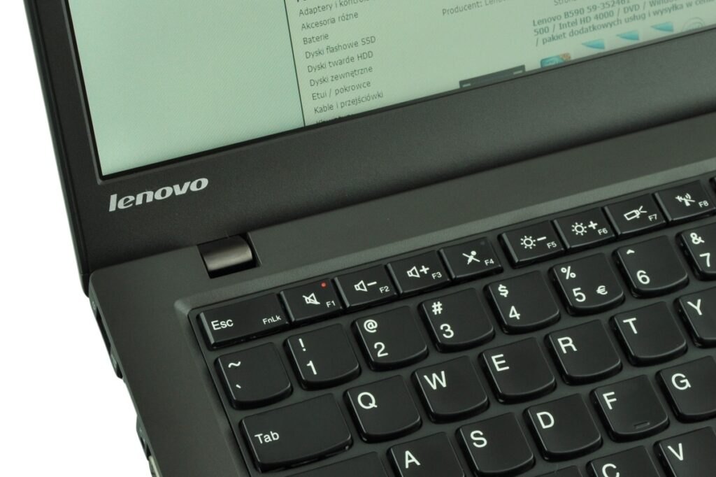 lenovo-thinkpad-t431s-20_122877 - lab-kuzniewski.pl - Testy laptopów, recenzje i porównania Close-up of a black Lenovo laptop keyboard with the Lenovo logo on the chassis visible above the keys