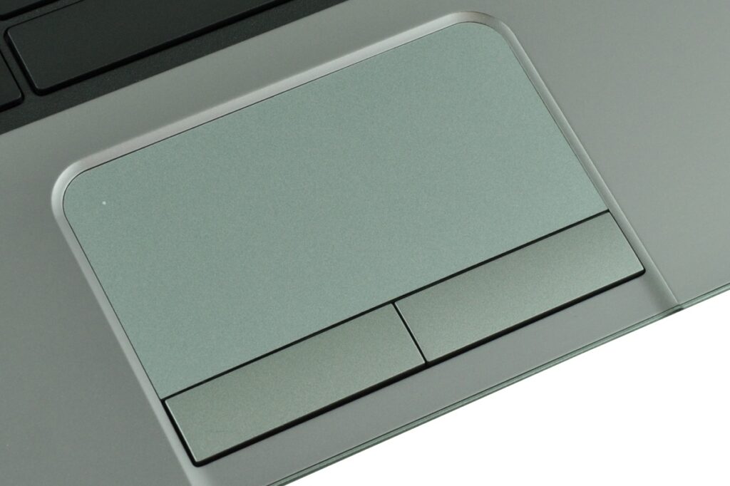 hp-probook-450-g0-h0u97e_126305 - lab-kuzniewski.pl - Testy laptopów, recenzje i porównania Close-up of a gray laptop touchpad with two horizontal buttons below it, likely left and right click areas.