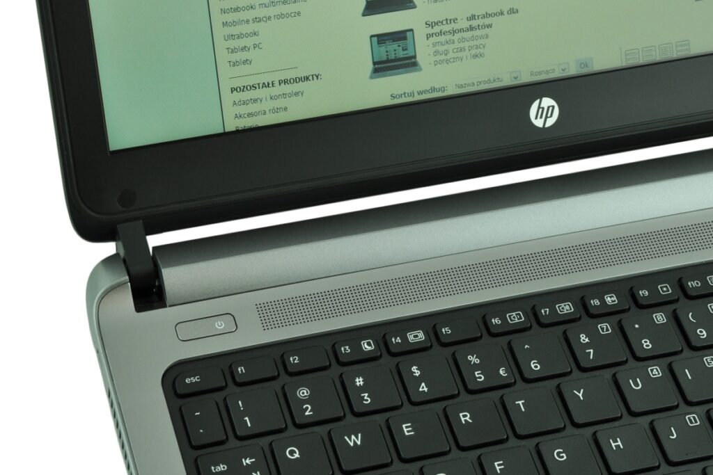 hp-probook-430-h0v12ea-c_126247 - lab-kuzniewski.pl - Testy laptopów, recenzje i porównania HP laptop open, angled view of keyboard and screen displaying a Polish product list.