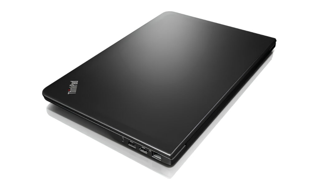 lenovo_thinkpad_s531_1706_05 - lab-kuzniewski.pl - Testy laptopów, recenzje i porównania Closed black ThinkPad laptop on a white surface, viewed from a slight angle with side ports visible