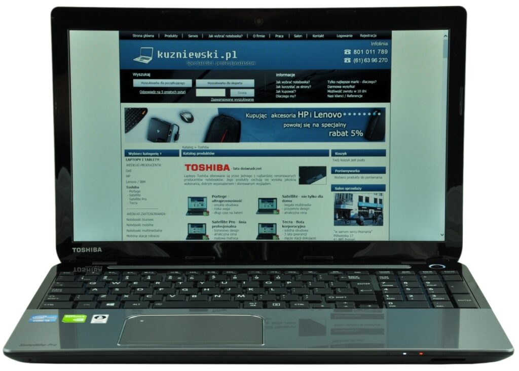 toshiba-satellite-pro-l5_123409 - lab-kuzniewski.pl - Testy laptopów, recenzje i porównania Toshiba laptop open to a Polish tech website with a blue header, navigation, and product banners on the screen, keyboard visible in the foreground