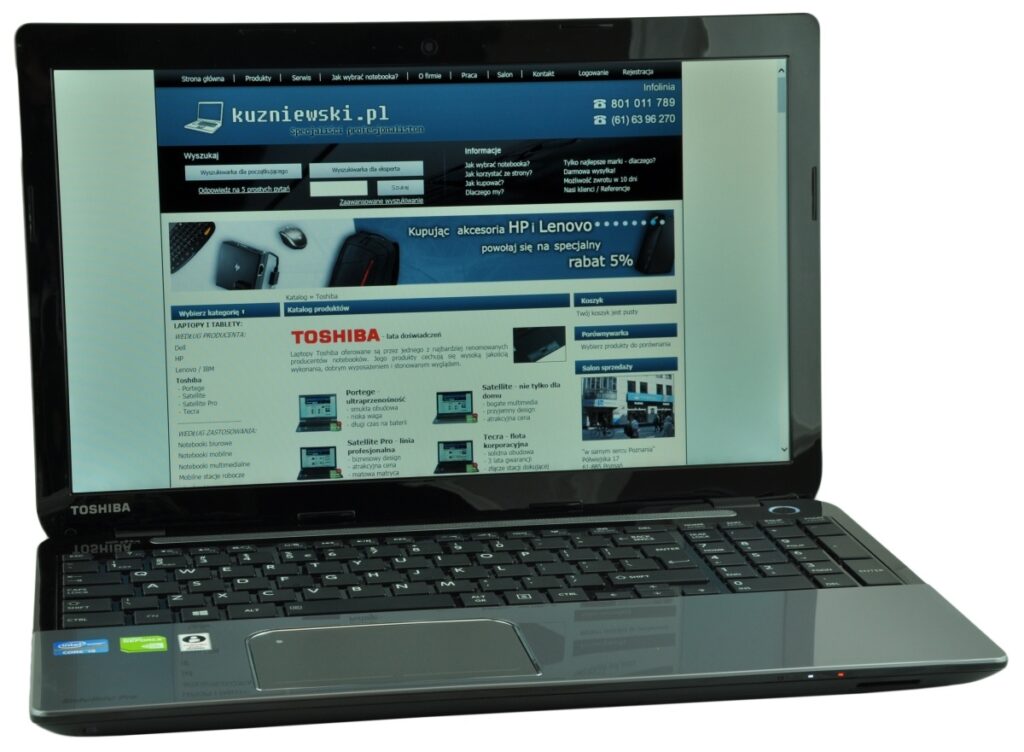 toshiba-satellite-pro-l5_123411 - lab-kuzniewski.pl - Testy laptopów, recenzje i porównania Toshiba laptop open to a Polish electronics site with a blue header and product grid on the screen.