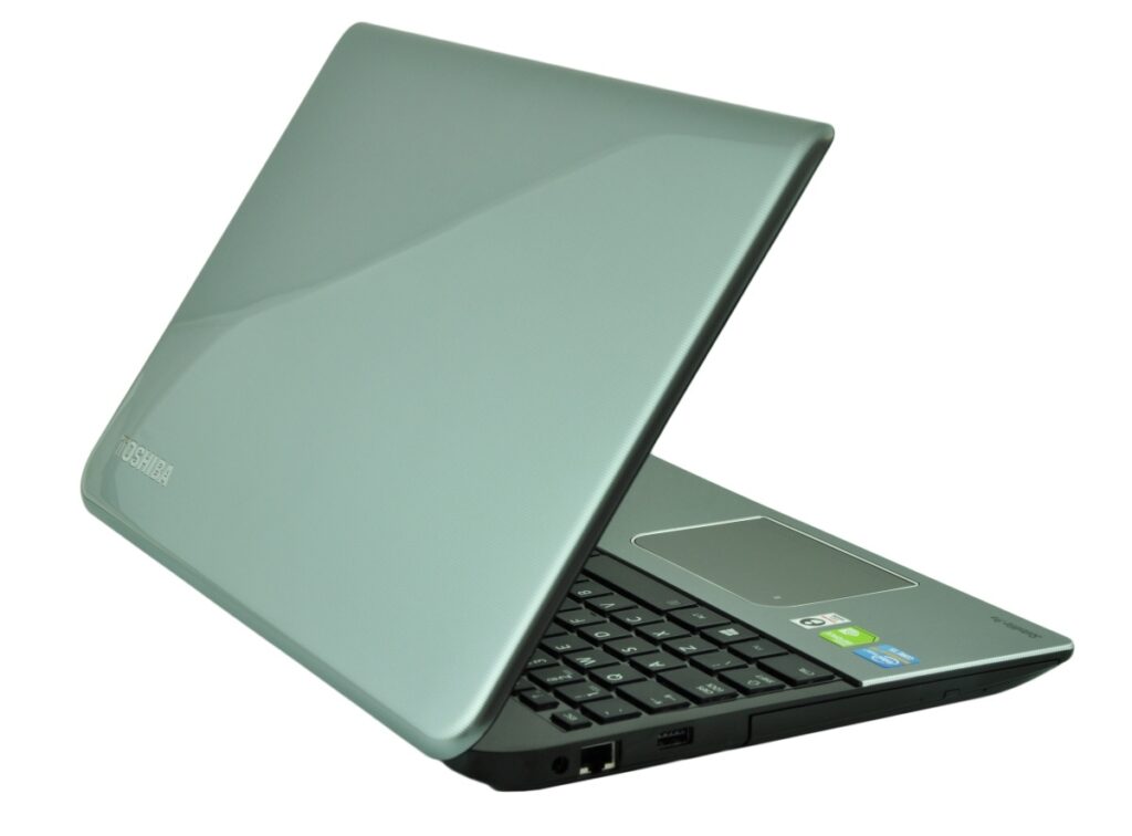 toshiba-satellite-pro-l5_123412 - lab-kuzniewski.pl - Testy laptopów, recenzje i porównania Open Toshiba laptop in a diagonal perspective, showing silver lid, keyboard, and touchpad with branding on the lid edge.