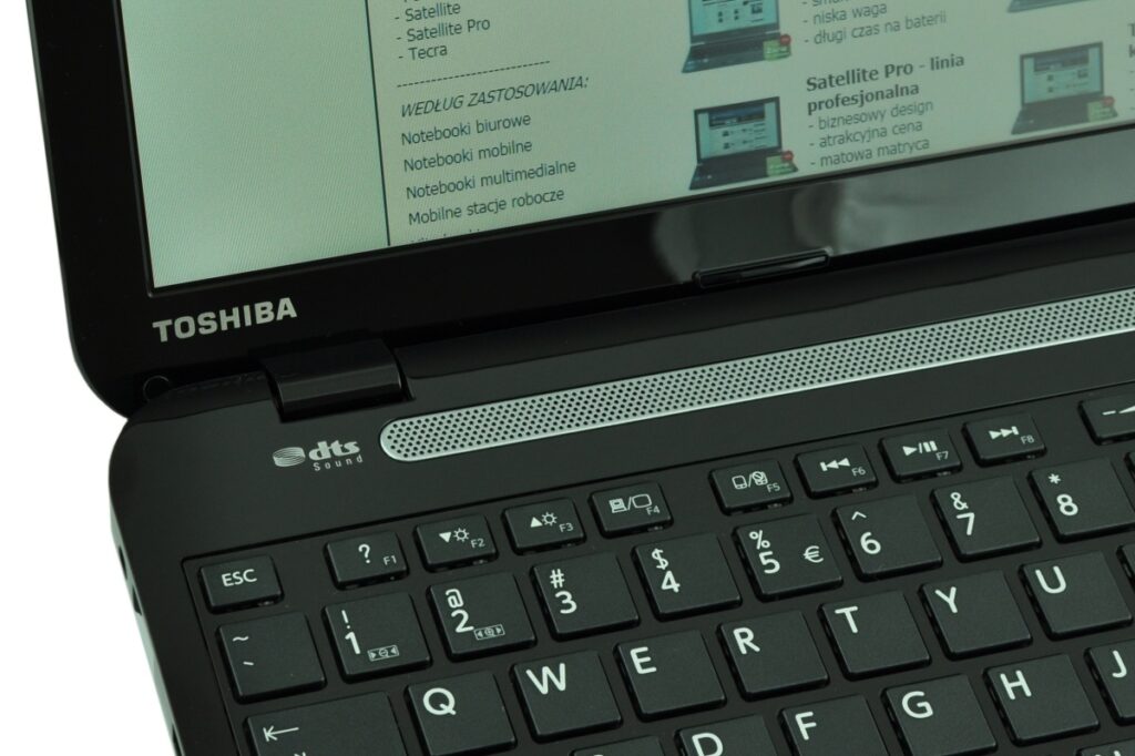 toshiba-satellite-pro-l5_123413 - lab-kuzniewski.pl - Testy laptopów, recenzje i porównania Close-up of a Toshiba laptop keyboard and speaker grille with the 'dts Sound' logo visible under the screen edge.