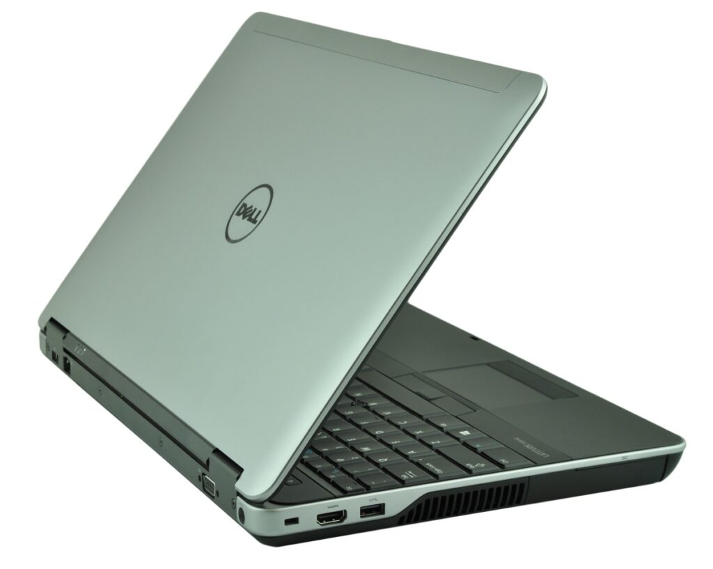 dell-latitude-e6540-5197_125179 - lab-kuzniewski.pl - Testy laptopów, recenzje i porównania Open Dell laptop angled to show keyboard and side ports on a silver chassis.