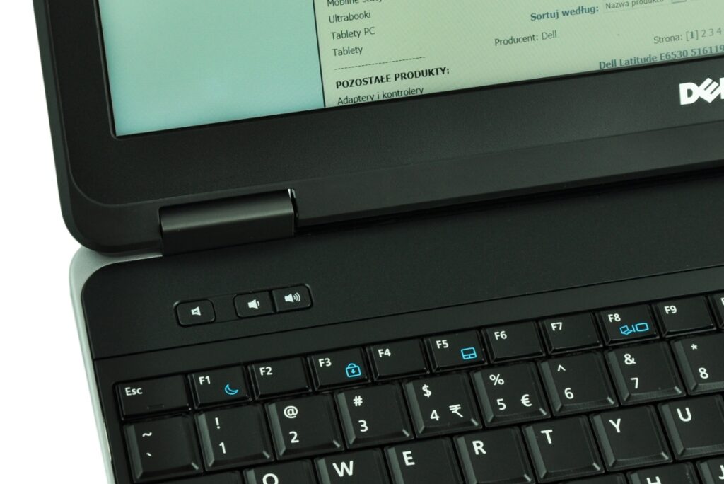 dell-latitude-e6540-5197_125180 - lab-kuzniewski.pl - Testy laptopów, recenzje i porównania Close-up of a Dell laptop keyboard and hinge with a screen displaying a Polish product list.