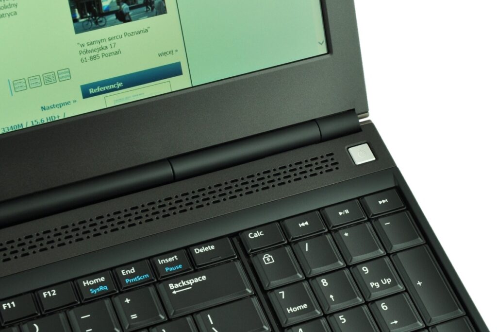 dell-precision-m4800-516_125168 - lab-kuzniewski.pl - Testy laptopów, recenzje i porównania Close-up of a laptop keyboard and edge of screen, showing black keys and a grey Power button at top-right.