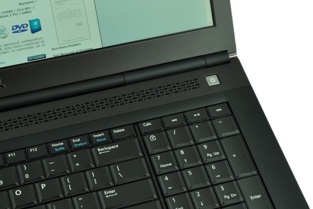 dell-precision-m6800-516_125153 - lab-kuzniewski.pl - Testy laptopów, recenzje i porównania Close-up of a black laptop keyboard featuring the numeric keypad and a power button nearby.
