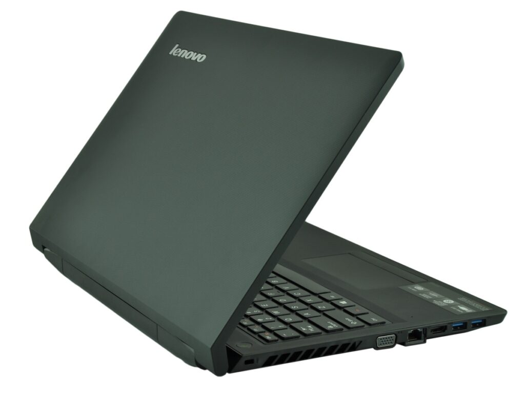 lenovo-b5400-59-399267-c_125507 - lab-kuzniewski.pl - Testy laptopów, recenzje i porównania Open Lenovo laptop shown from a diagonal angle, keyboard visible and right-side ports in view
