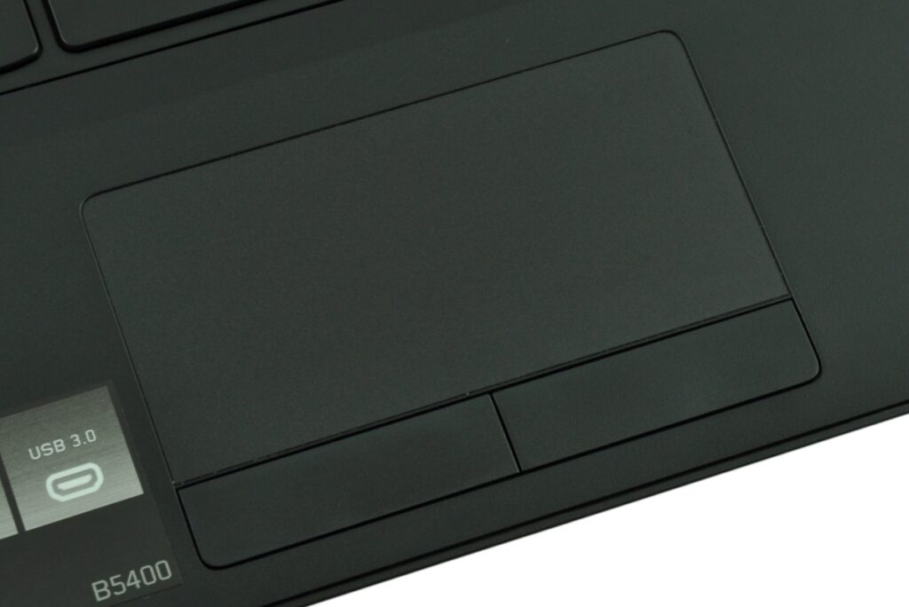 lenovo-b5400-59-399267-c_125509 - lab-kuzniewski.pl - Testy laptopów, recenzje i porównania Close-up of a dark laptop palm rest showing a large touchpad and a two-button strip; USB 3.0 and B5400 labels are visible.