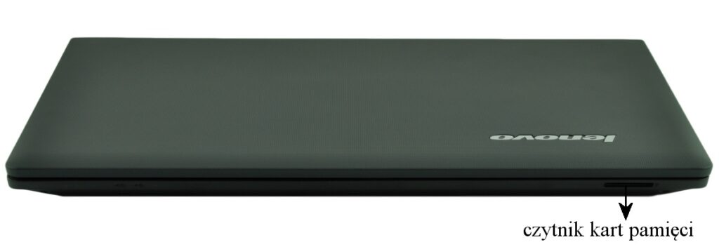 lenovo-b5400-59-399267-c_125515 - lab-kuzniewski.pl - Testy laptopów, recenzje i porównania Closed Lenovo laptop shown from the side with the memory card reader slot on the right edge highlighted (arrow pointing).