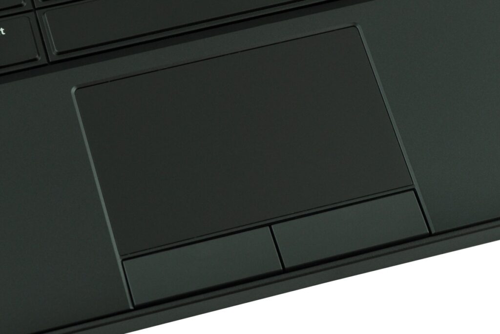 dell-latitude-e5440-5194_125287 - lab-kuzniewski.pl - Testy laptopów, recenzje i porównania Close-up of a dark laptop palm rest with a large touchpad and two rectangular buttons beneath it