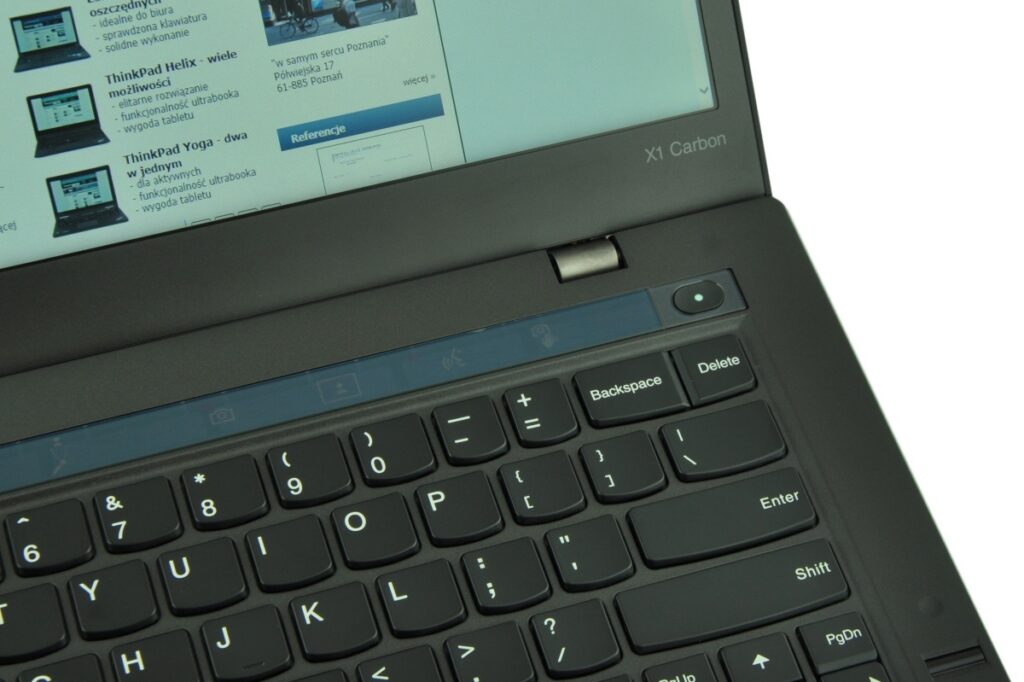 lenovo-thinkpad-new-x1-c_125575 - lab-kuzniewski.pl - Testy laptopów, recenzje i porównania Close-up of ThinkPad X1 Carbon keyboard and screen, showing a blue status bar and Polish content on the display.