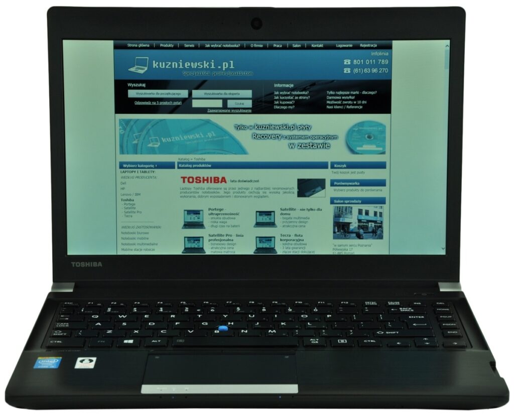 Toshiba laptop showing a Polish tech website with a blue header and navigation bar on its screen.