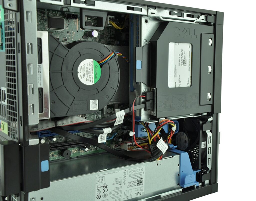 dell-optiplex-7010-52031_128576 - lab-kuzniewski.pl - Testy laptopów, recenzje i porównania Open computer case interior showing motherboard, large cooling fan, power supply and various cables accessible inside.