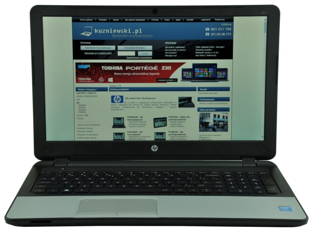 hp-350-g1-f7y53ea-core-i_127416 - lab-kuzniewski.pl - Testy laptopów, recenzje i porównania HP laptop open, displaying a Polish tech site with a blue header and product banners on the screen