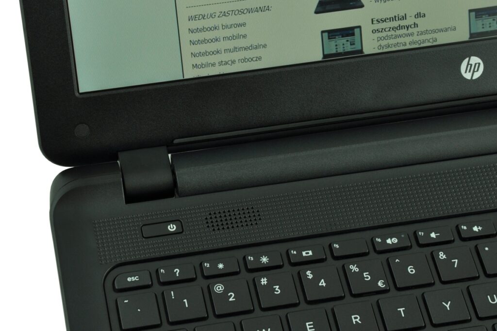 hp-350-g1-f7y53ea-core-i_127420 - lab-kuzniewski.pl - Testy laptopów, recenzje i porównania Close-up of a black HP laptop showing the hinge, keyboard, and power button.