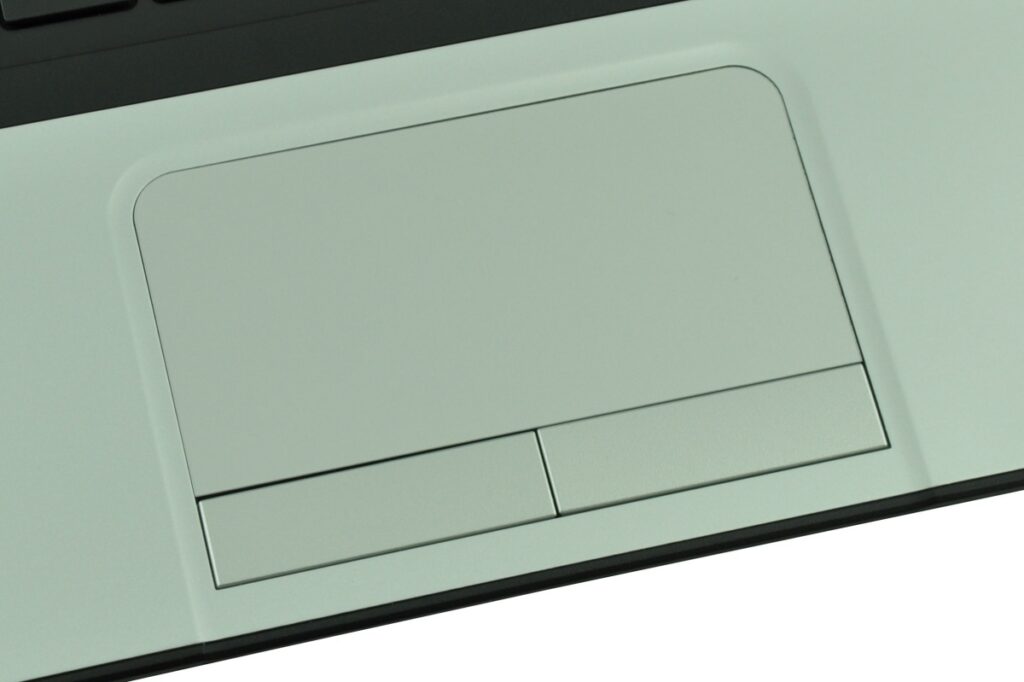 hp-350-g1-f7y53ea-core-i_127421 - lab-kuzniewski.pl - Testy laptopów, recenzje i porównania Close-up of a light gray laptop touchpad with two rectangular click buttons at the bottom edge.