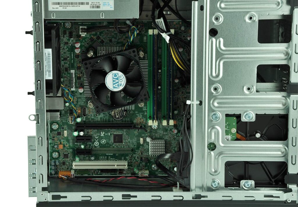 lenovo-thinkcentre-e93-1_126782 - lab-kuzniewski.pl - Testy laptopów, recenzje i porównania Inside a desktop computer case: motherboard with CPU cooler, RAM, expansion slots, and power cables visible