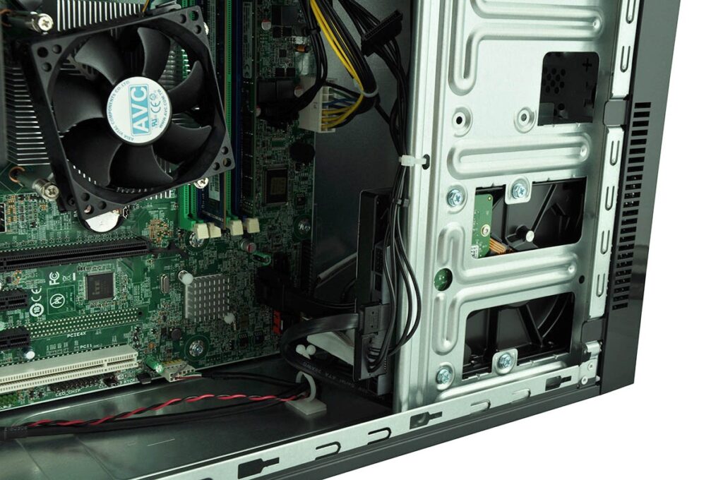 lenovo-thinkcentre-e93-1_126783 - lab-kuzniewski.pl - Testy laptopów, recenzje i porównania Open computer case showing a motherboard, CPU cooler fan, RAM, and power cables inside a desktop PC.