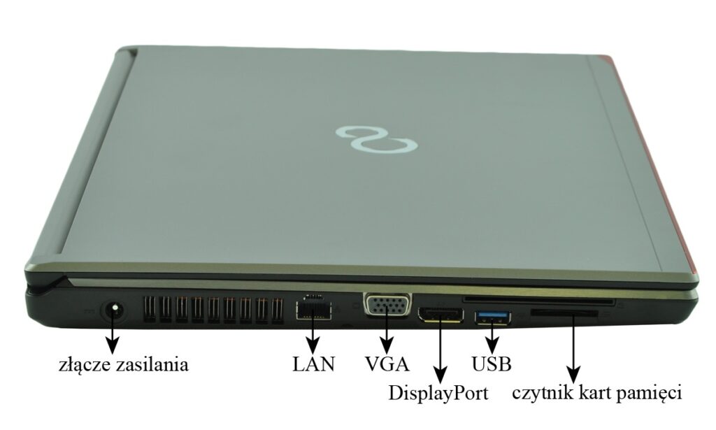 Laptop z bocznymi portami: zasilanie, LAN, VGA, DisplayPort, USB i czytnik kart pamięci.