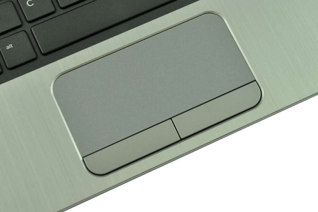 hp-probook-430-g2-g6w25e_129671 - lab-kuzniewski.pl - Testy laptopów, recenzje i porównania Close-up of a metallic laptop touchpad with two adjacent buttons beneath it.