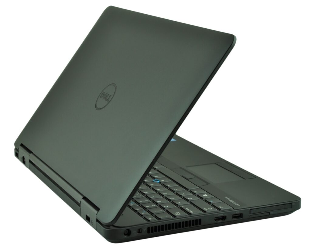 dell-latitude-e5540-5197_125699 - lab-kuzniewski.pl - Testy laptopów, recenzje i porównania Open black Dell laptop angled to show keyboard and side ports
