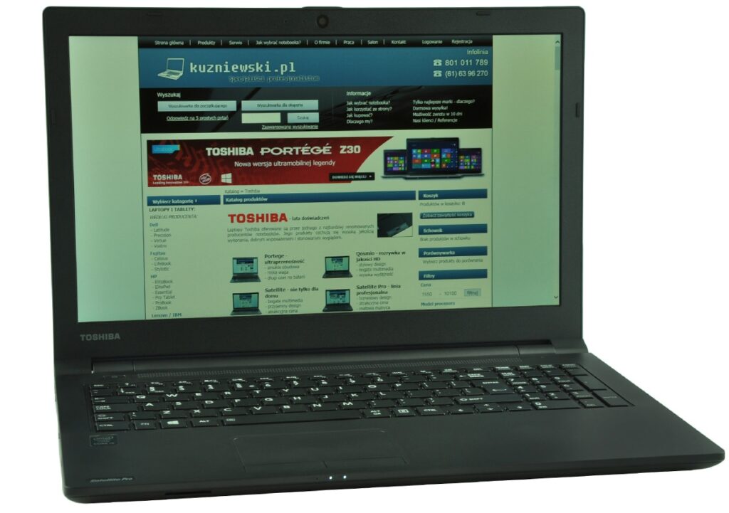 Toshiba laptop displaying a Polish tech website on its screen