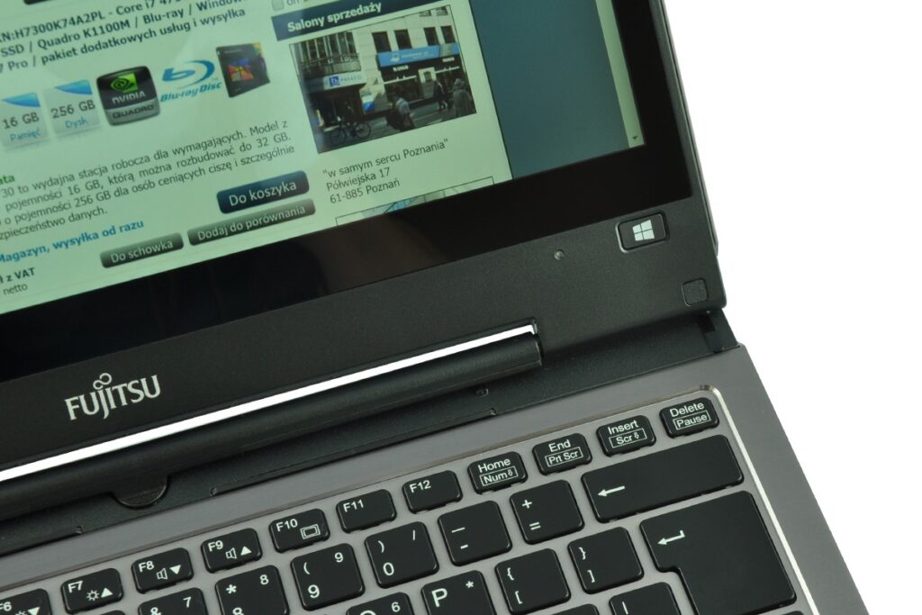 fujitsu-lifebook-t904-lk_130547 - lab-kuzniewski.pl - Testy laptopów, recenzje i porównania Fujitsu laptop open to a web page showing product images and Polish text, with the keyboard in the foreground