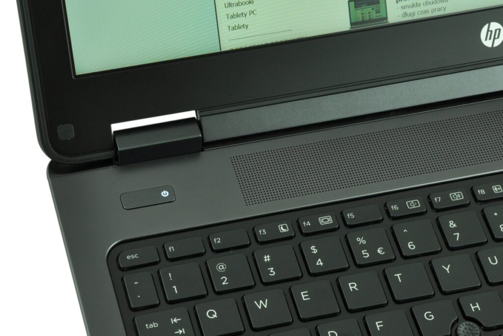 laptop-hp-zbook15-g2-5 - lab-kuzniewski.pl - Testy laptopów, recenzje i porównania Close-up of an HP laptop showing the keyboard, hinge, and power button on the left