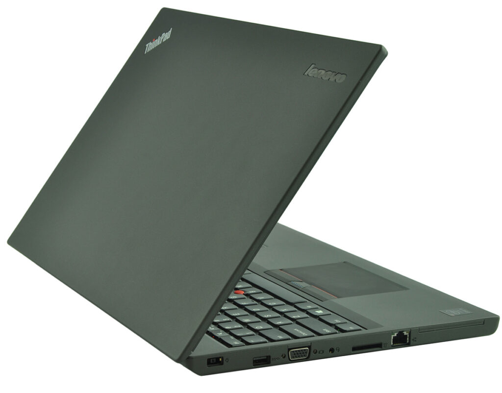 laptop-lenovo-thinkpad-t550-4 - lab-kuzniewski.pl - Testy laptopów, recenzje i porównania Open Lenovo ThinkPad laptop visible from the side, showing keyboard, touchpad, and connection ports in view.