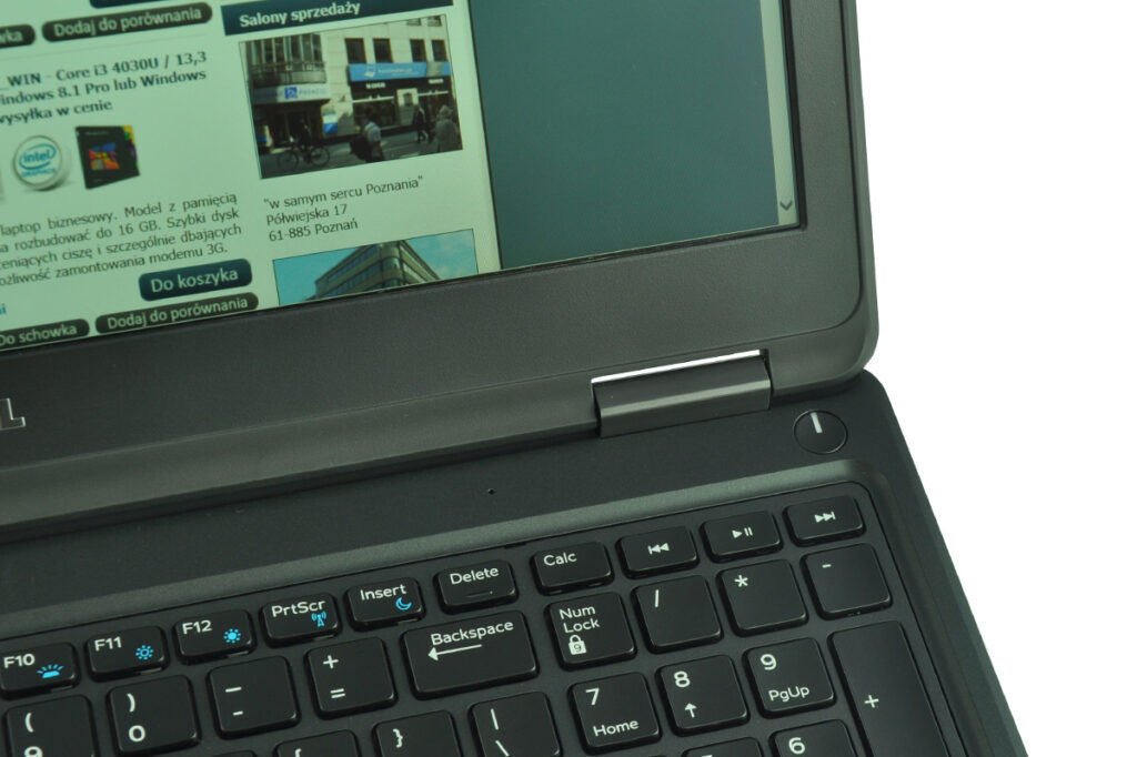 Open laptop showing a Polish webpage on the screen; keyboard with Backspace key in view.