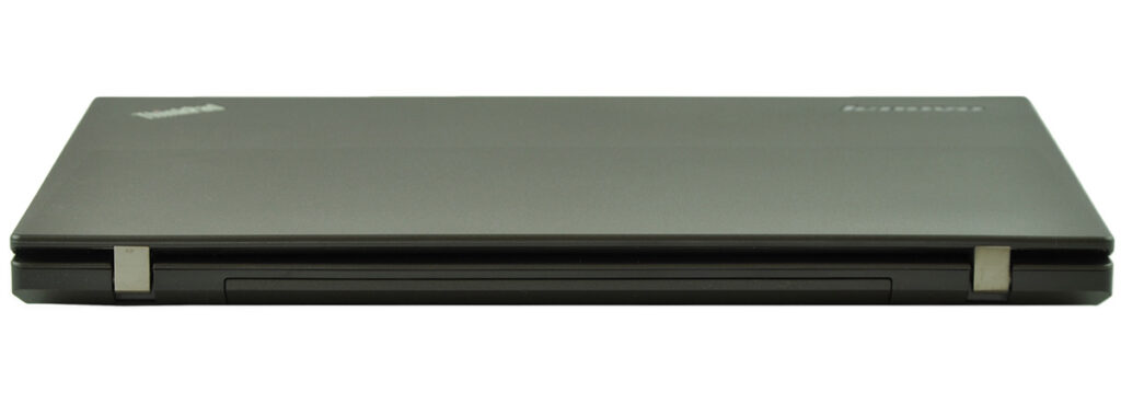 laptop-lenovo-thinkpad-l450-14 - lab-kuzniewski.pl - Testy laptopów, recenzje i porównania Closed gray Lenovo ThinkPad laptop seen from the side, logo visible on top panel.