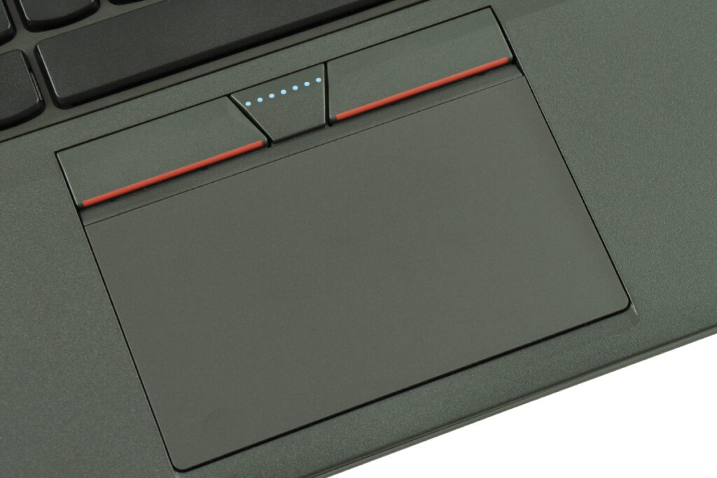 laptop-lenovo-thinkpad-l450-6 - lab-kuzniewski.pl - Testy laptopów, recenzje i porównania Close-up of a laptop touchpad with red left and right click bars and a small triangle with blue dots above them.