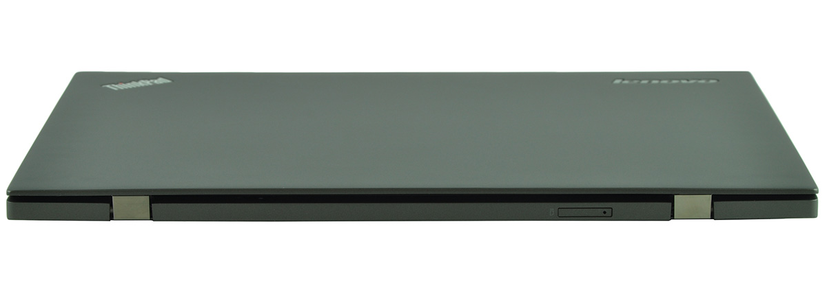 laptop-lenovo-thinkpad-x1-carbon3-14 - lab-kuzniewski.pl - Testy laptopów, recenzje i porównania Closed black Lenovo ThinkPad laptop viewed from the side, showing the hinge area and slim profile.